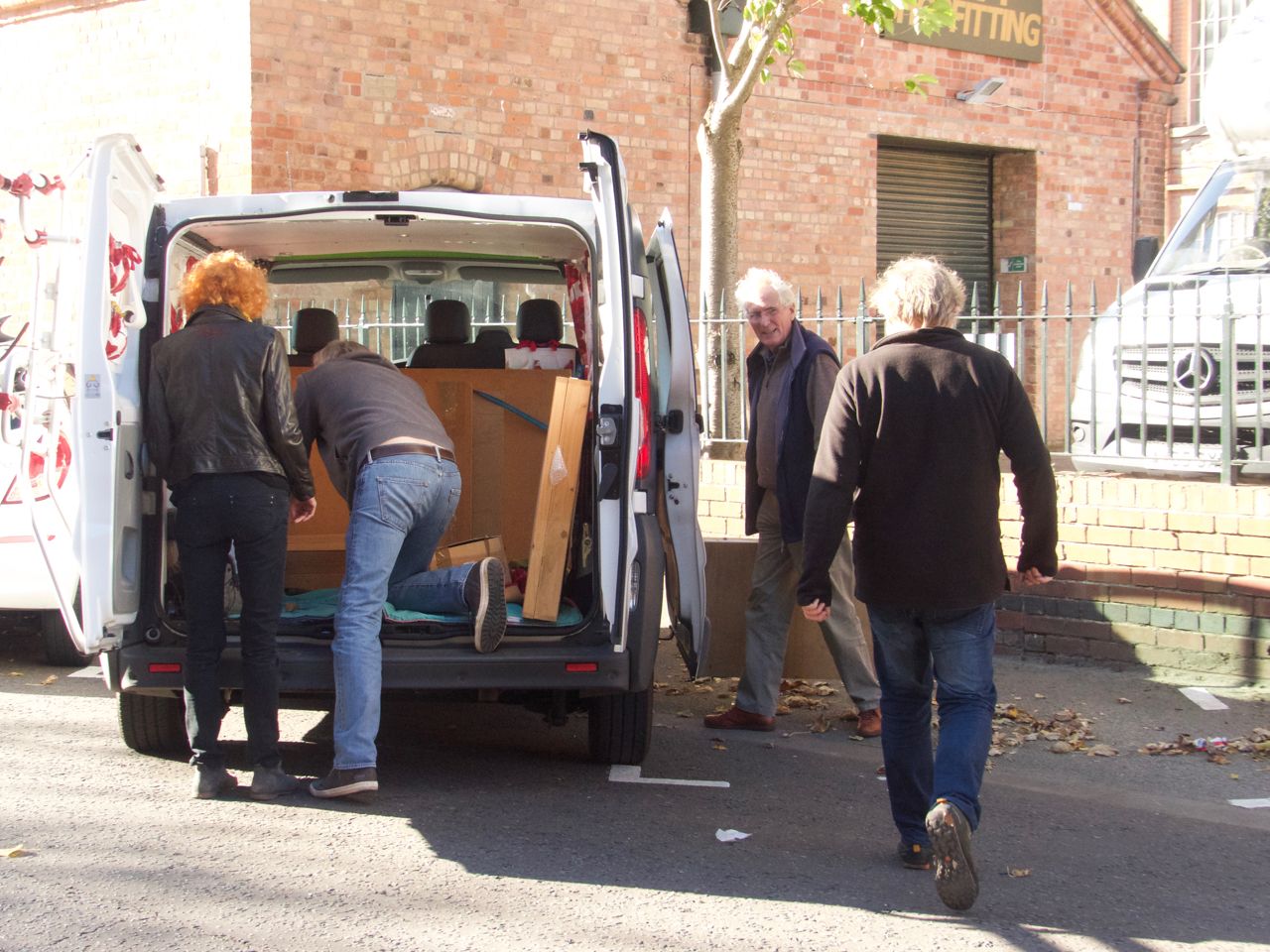 sortent de la camionnette
