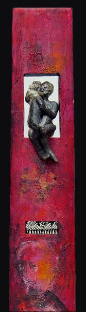 Détail d'une grande douelle rouge : dans une niche, une sculpture en raku de deux corps enlacés